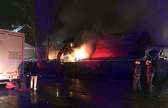 GÜNCELLEME 2 - Sakarya'da mobilyacılar çarşısında çıkan yangın kontrol altına alındı
