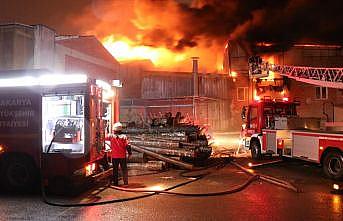 GÜNCELLEME - Sakarya'da mobilyacılar çarşısında çıkan yangın kontrol altına alındı