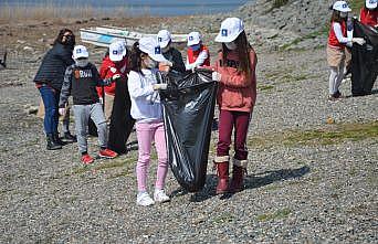 İlkokul öğrencileri Dünya Su Günü'nde Sapanca Gölü'nde kıyı temizliği yaptı