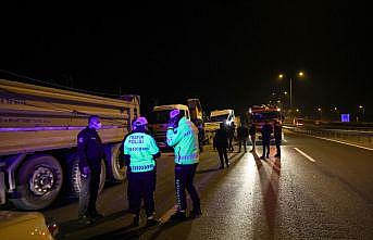 İstanbul'da emniyet şeridindeki oto kurtarıcıya çarpan kamyonun sürücüsü yaralandı