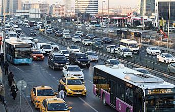 İstanbul'da, sokağa çıkma kısıtlamasının sona ermesiyle trafik yoğunluğu arttı
