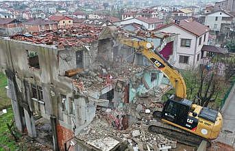 Kocaeli'de 17 Ağustos 1999 Marmara Depremi'nde hasar gören bina yıkıldı