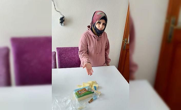 Kocaeli'de bir vatandaşın marketten aldığı kaşar peynirinden eldiven çıktı