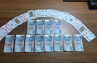 Kocaeli'de kumar oynayan ve Kovid-19 tedbirlerini ihlal eden 5 kişiye para cezası