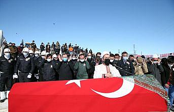 Silahının ateş alması sonucu hayatını kaybeden polis memurunun cenazesi Erzurum'da toprağa verildi