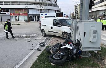 Bursa'da hafif ticari araçla çarpışan motosikletteki trafik polisi yaralandı