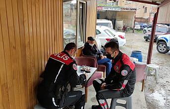 Bursa'da Kovid-19 tedbirlerine uyulmayan çay ocağındaki 11 kişiye para cezası uygulandı