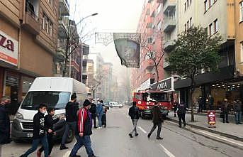 Kocaeli'de 6 katlı binanın çatısında çıkan yangında 2 kişi dumandan etkilendi