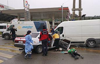 Kocaeli'de 6 kişinin yaralandığı otomobil ile panelvanın çarpışması güvenlik kamerasına yansıdı