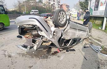Kocaeli'de beton refüje çarpan otomobildeki 5 kişi yaralandı