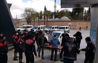Kocaeli'de gazeteciler  “kavga“ ihbarına gelen polislere sürpriz kutlama yaptı
