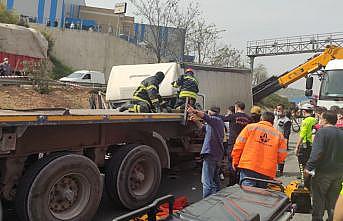 Kocaeli'de tıra çarpan kargo kamyonunun sürücüsü ağır yaralandı
