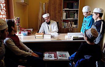 Sakarya'da imam “Bu Camide Çocukların Dokunulmazlığı Vardır“ projesiyle çocukları camiye alıştırıyor