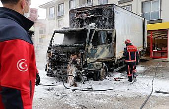 Sakarya'da market ürünleri yüklü kamyon yandı
