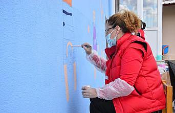 Türk Kızılay gönüllüleri, Sakarya'da okul duvarlarını boyadı