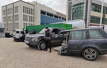 Yurt dışından getirilen araçları parçalayıp Bursa'da kazalı otomobil ve arazi taşıtlarıyla birleştirmişler