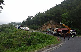 Arızalanan tır nedeniyle Çanakkale-İzmir yolu trafiğe kapandı