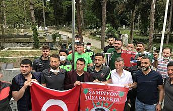 Diyarbekirsporlu futbolcular, şampiyonluk kupasıyla şehit emniyet müdürü Gaffar Okkan'ın kabrini ziyaret etti