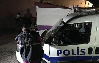 Edirne'de kavga ihbarına giden polis ekibinin aracına kiremit atılarak zarar verildi