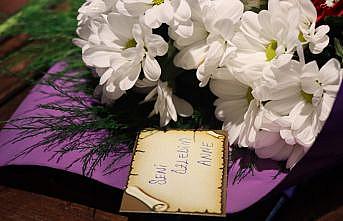 En güzel çiçekler “Seni çok özledim“ notuyla annelere veriliyor