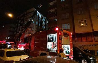 Esenler'de bir binanın çatısında çıkan yangın söndürüldü