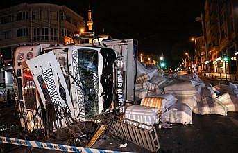 İstanbul'da virajı alamayan kamyon tramvay yoluna devrildi, 1 kişi yaralandı