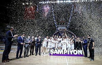 Kadınlar Basketbol Süper Ligi'ne yükselen Bursa Büyükşehir Belediyespor şampiyonluk kupasını aldı
