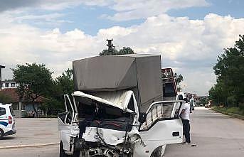 Kocaeli'de 1 kişinin yaralandığı zincirleme trafik kazası güvenlik kamerasına yansıdı