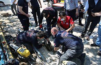 Kocaeli'de itfaiye ekipleri yavru köpeği sıkıştığı su kanalından kurtardı