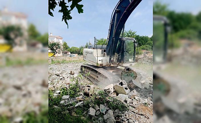 Kocaeli'de Marmara Depremi'nde hasar gören 3 binanın yıkımı gerçekleştirildi
