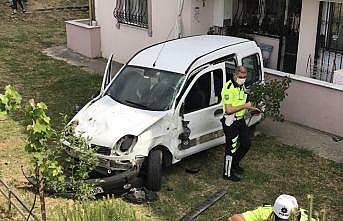 Sakarya'da sitenin bahçesine devrilen araçtaki 5 kişi yaralandı
