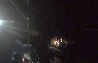 Balıkesir açıklarında Türk kara sularına itilen 37 sığınmacı kurtarıldı