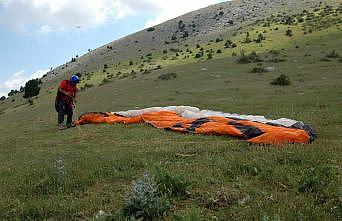 Bilecik'teki Hasan Dağı mesafe uçuşu yapmak isteyen yamaç paraşütçülerinden ilgi görüyor