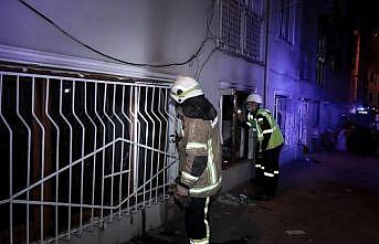 Bursa'da bir apartmanda çıkan yangında 3 kişi dumandan etkilendi