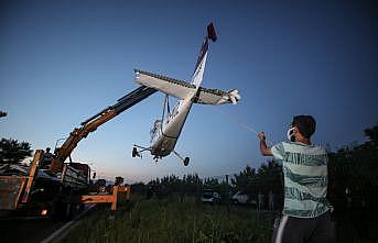Bursa'da meyve bahçesine acil iniş yapan eğitim uçağı vinçle kaldırıldı