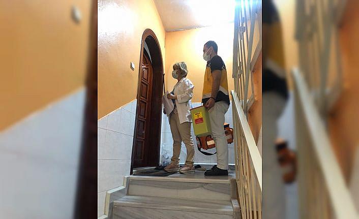 Bursa'da mobil aşı ekipleri, engelli vatandaş ile bakıcılarını evlerinde aşılıyor