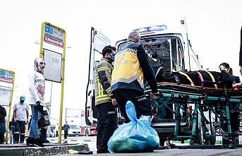 Bursa'da otomobil, otobüs durağındaki yayalara çarptı: 5 yaralı