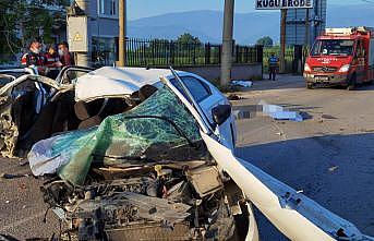 Bursa'da otomobilin direğe çarpması sonucu 3 kişinin öldüğü kazayla ilgili sürücü tutuklandı