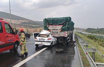 Bursa'da tıra çarpan otomobilin sürücüsü hayatını kaybetti