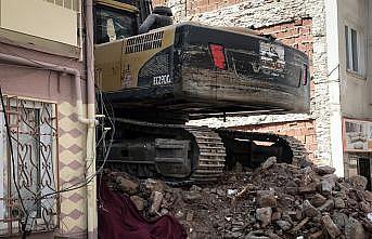 Bursa'da yıkım yapan ekskavatörle bina duvarı arasına sıkışan işçi öldü