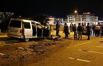 Çanakkale'de ters yöne giren otomobilin sivil ekip aracıyla çarpışması sonucu iki kişi hayatını kaybetti