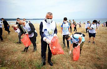 Kırklareli Valisi Bilgin, çevre temizliğine dikkati çekebilmek için öğrencilerle sahilde çöp topladı
