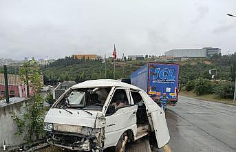 Kocaeli'de freni boşalan battaniye yüklü tır, park halindeki araçlara çarptı