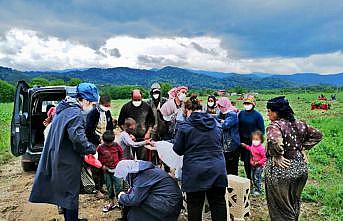 Sakarya'da sağlık çalışanları, mevsimlik işçilerin çocuklarını hediyelerle sevindirdi