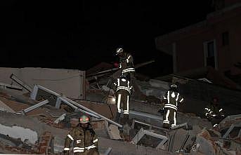 Sarıyer'de 11 katlı boş bina çöktü, park halindeki 3 otomobil hasar gördü