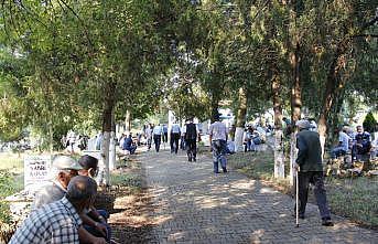 Bilecik'te ilçe halkı toplu mezarlık ziyareti geleneğini sürdürüyor