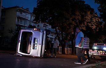 Bursa'da 2 hafif ticari aracın çarpıştığı kazada 3 kişi yaralandı