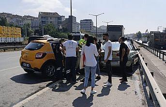 Kocaeli'de taksi emniyet şeridinde park halindeki otomobile çarptı: 4 yaralı