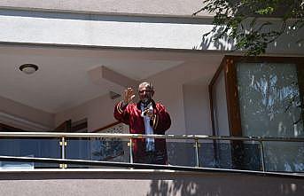 Kovid-19 tedavisi gören belediye başkanı evinin balkonundan nikah kıydı