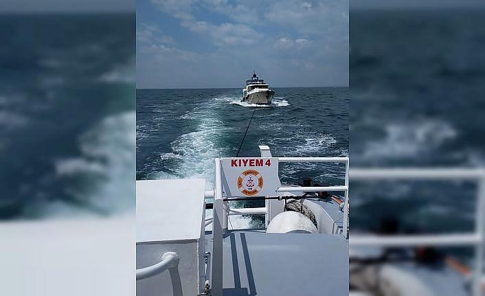 Marmara Denizi'nde makinesi arızalanan tekne güvenli bölgeye götürüldü